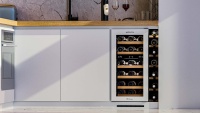 Винный шкаф Meyvel MV28NH-KWT2  с белой рамой и скрытой ручкой под столешницу